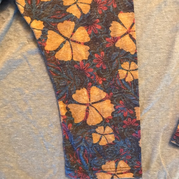 SOLD Lularoe flower print Randy top L - Picture 3 of 4