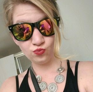 Meet your Posher, Lauren