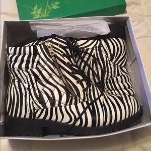 Zebra boots with zipper for cash etc brand new