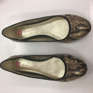 Stunning Elaine Turner gold and sequin flats