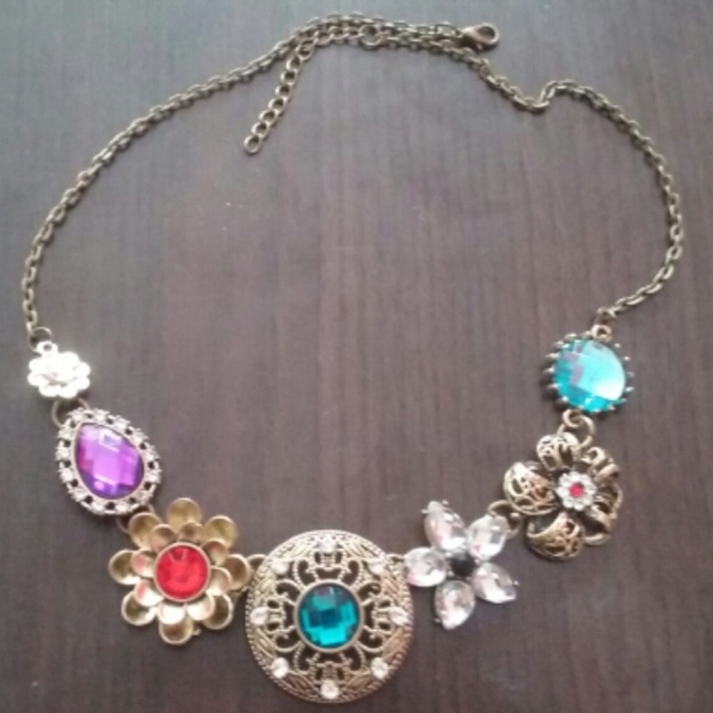 🆕Delicate Bejeweled Boho Silver Colored Necklace!