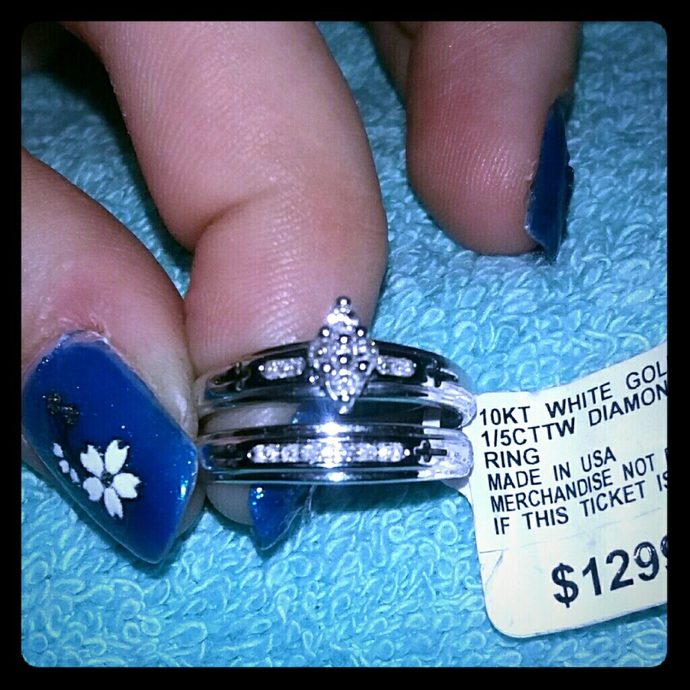 $1,299 10k White Gold 1/5 ct. Wedding Ring Set