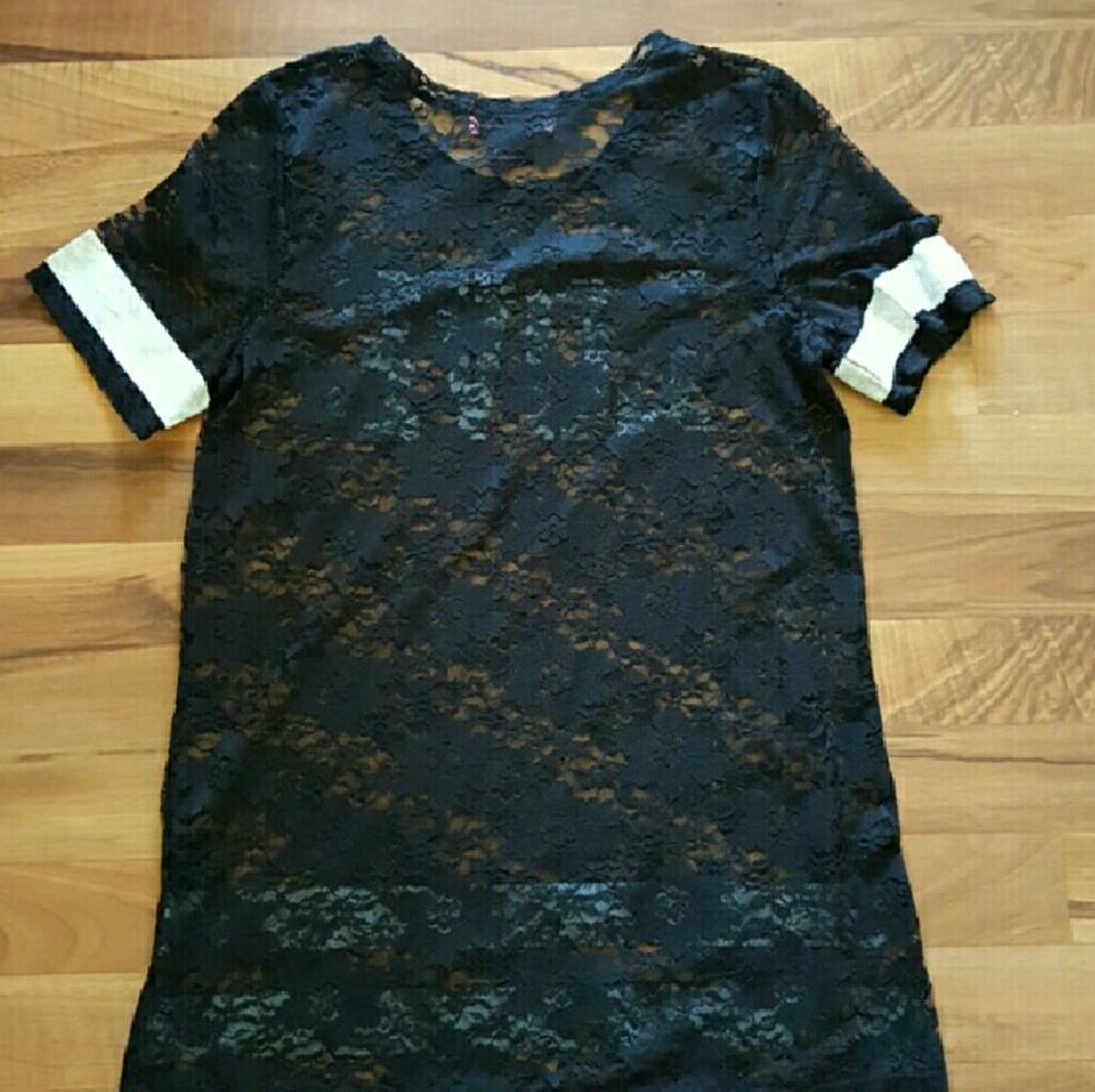 ❎SOLD❎  Black & White "LOVE" Top - Picture 2 of 2