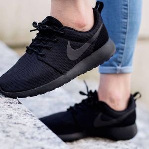 Black Nike roshe runs