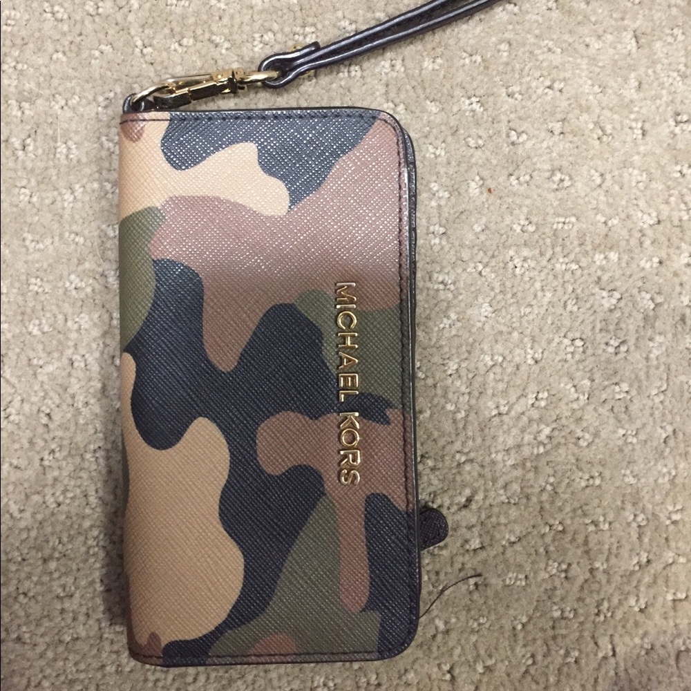 Micheal Kors wristlet
