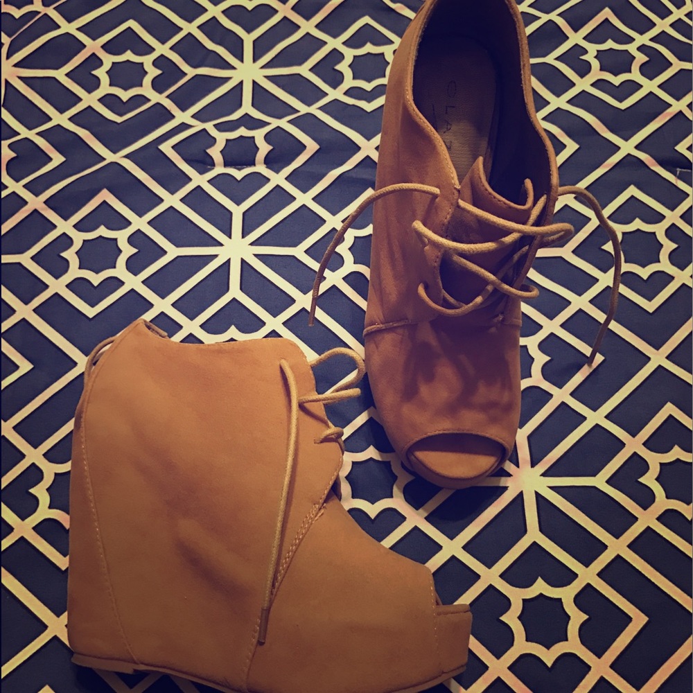 Open toe booties ❤️💛