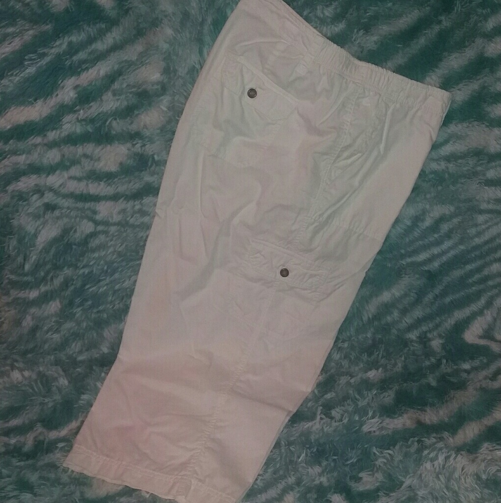 Sz 20 white Capri pants.