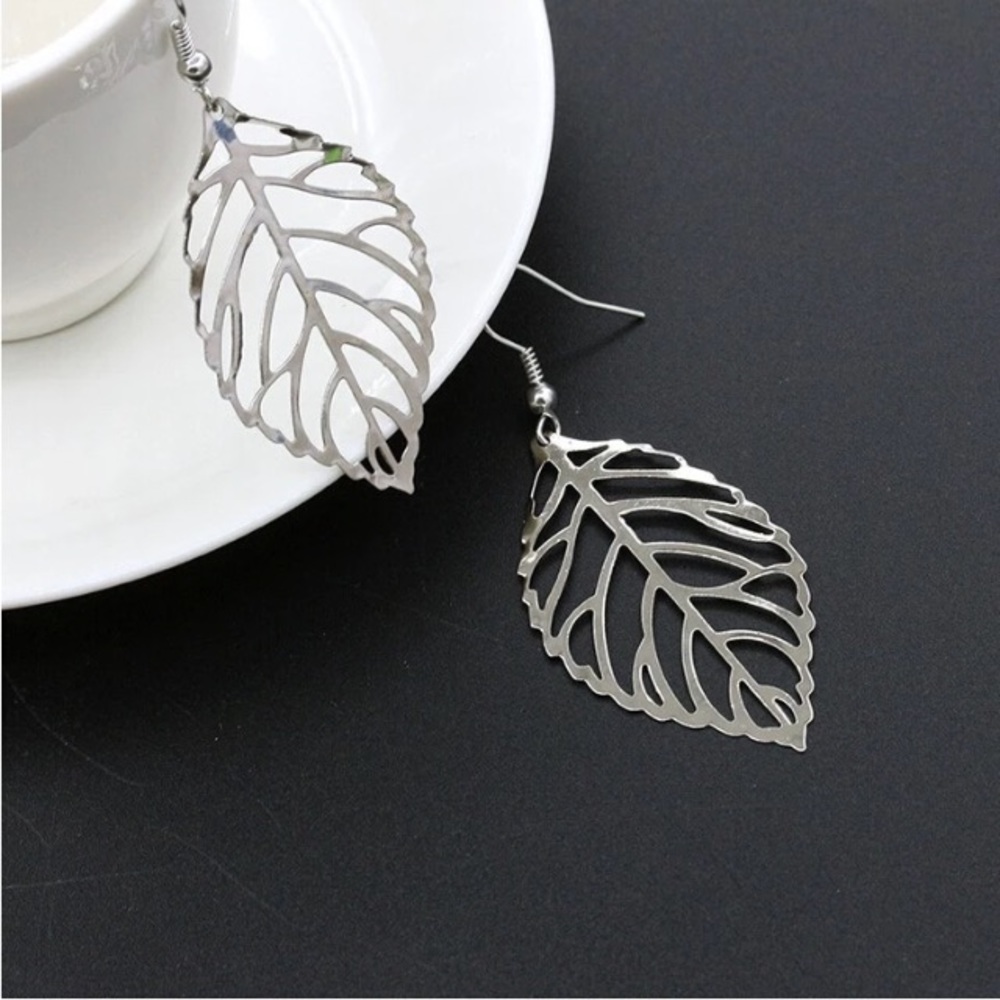 🆕 Silver Toned Leaf Earrings!!!🌿