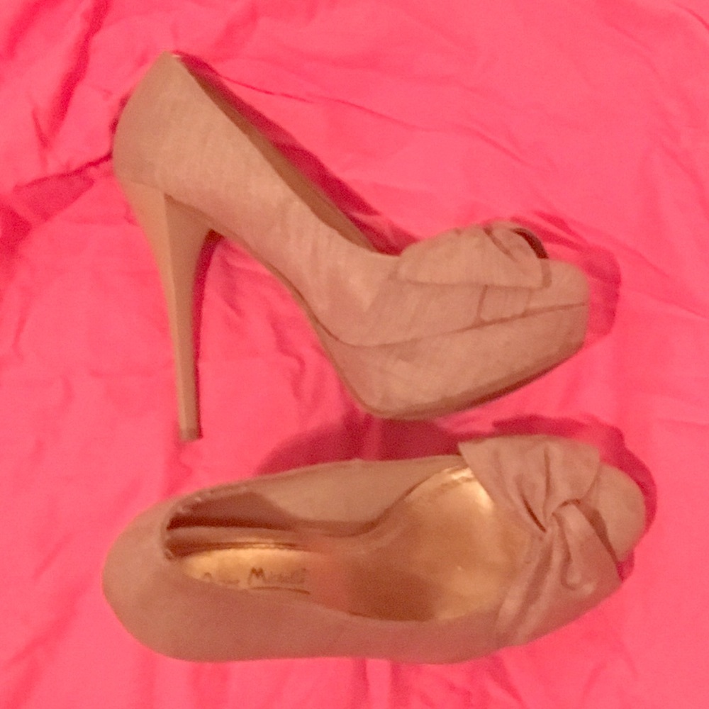Beige stilettos with bow