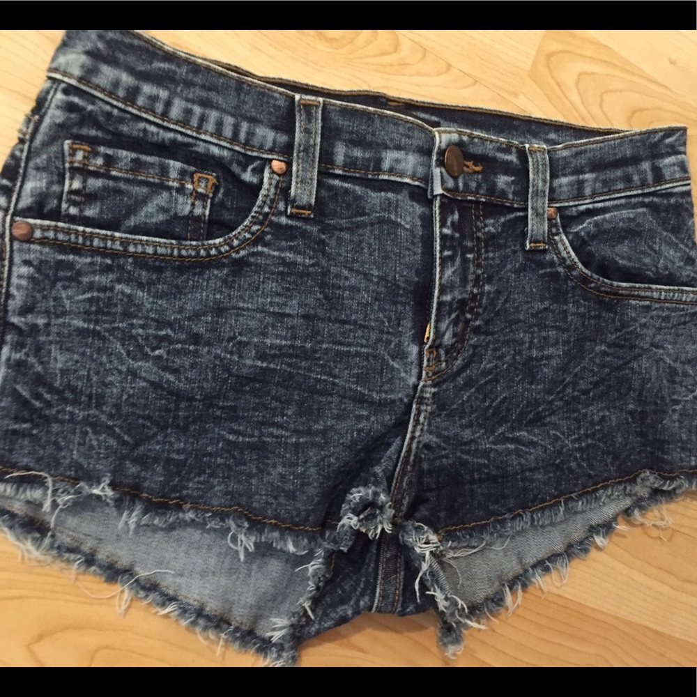 Frayed denim shorts