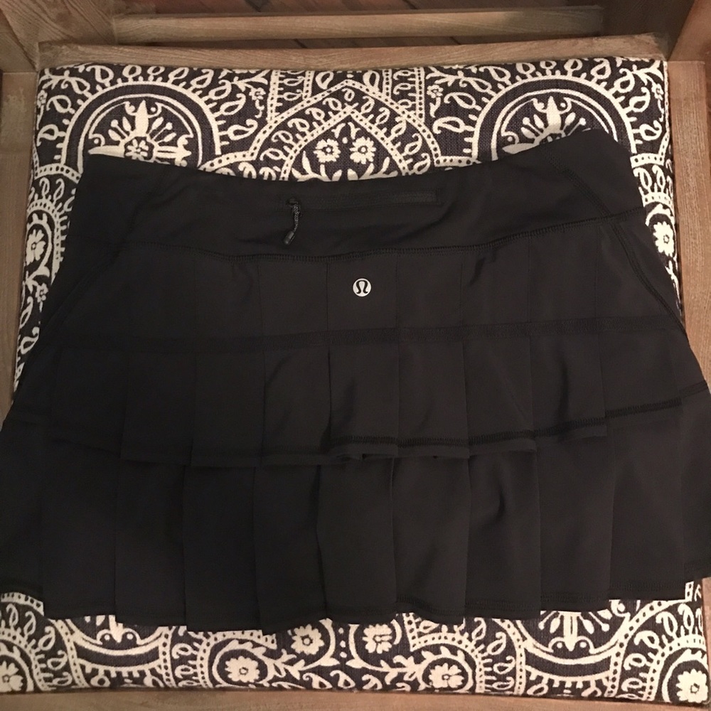 Lululemon black pleated tennis/golf skirt- size 8