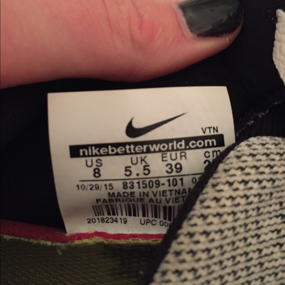 Authentic Nike shoes - Picture 2 of 3
