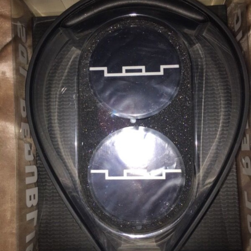 Headsets - Picture 2 of 3