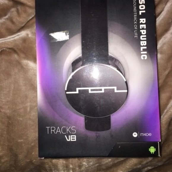 Headsets - Picture 1 of 3