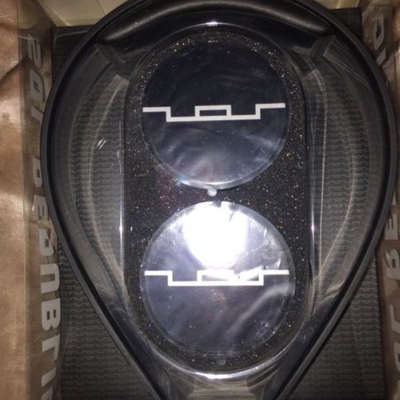 Headsets - Picture 2 of 3