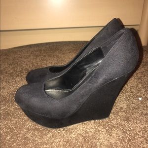 Black wedge heels