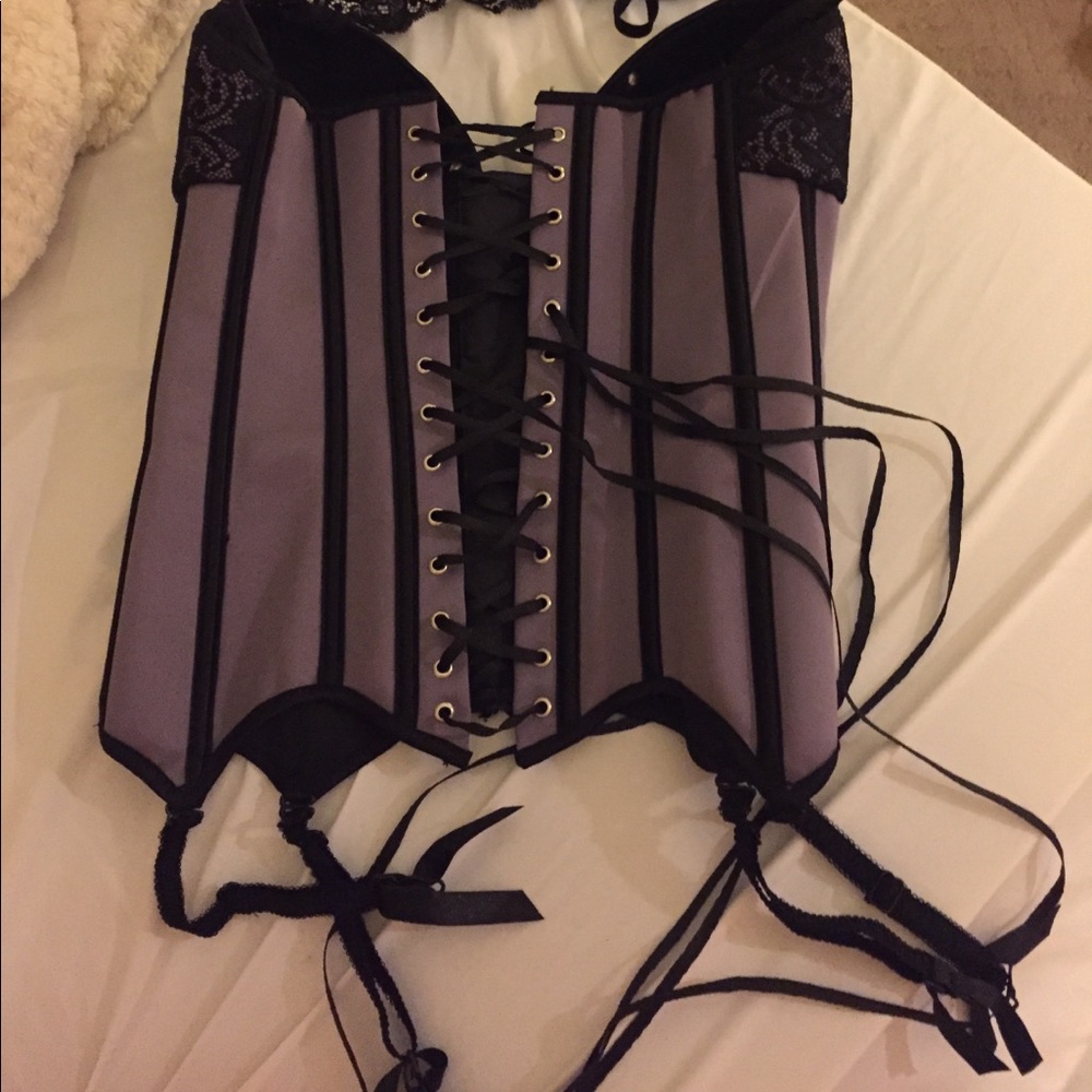 Corset - Picture 3 of 5