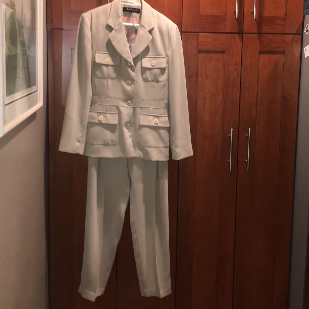 Very sophisticated two piece cream/tan pant suit