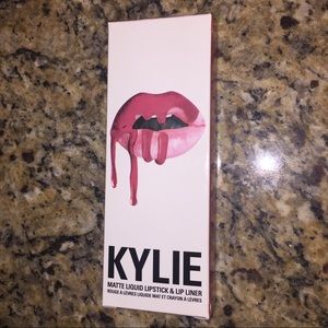 KylieJenner Kristen LipKit -matte lipstick + liner
