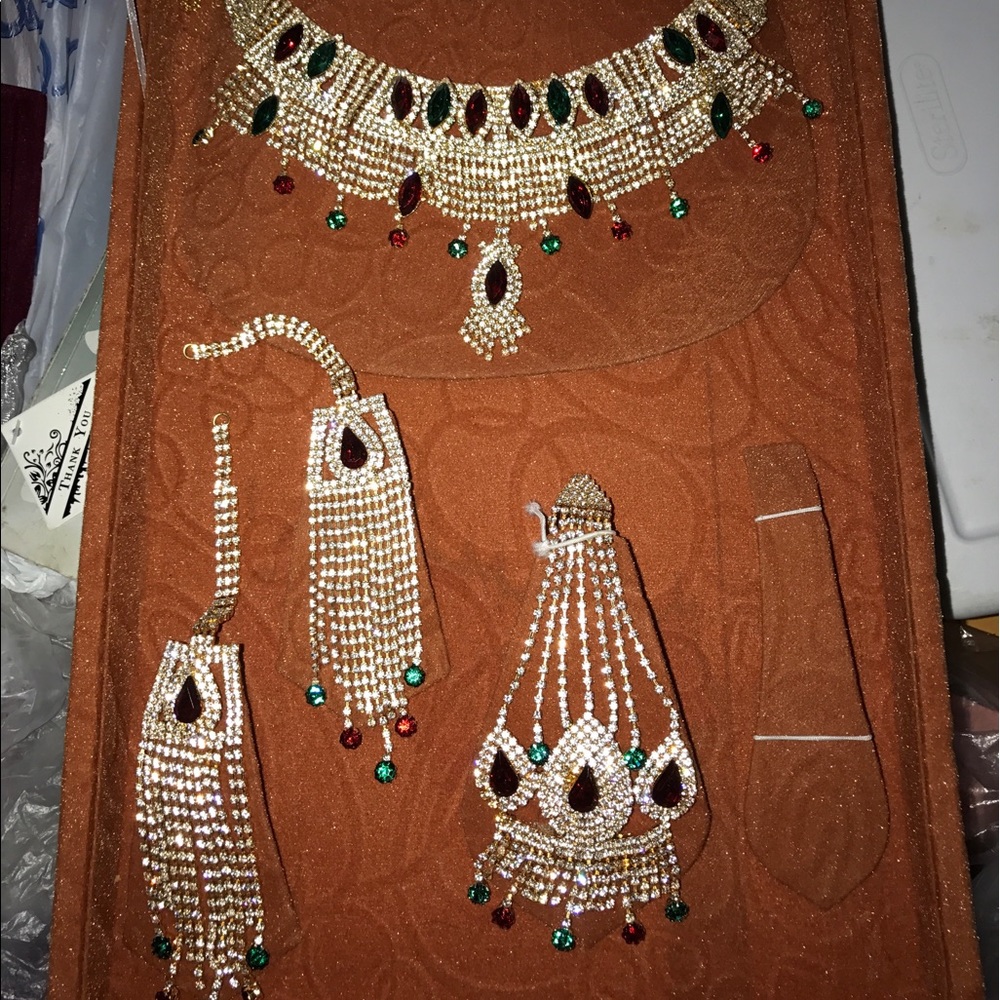 Like new Wedding set as shown on the pic .