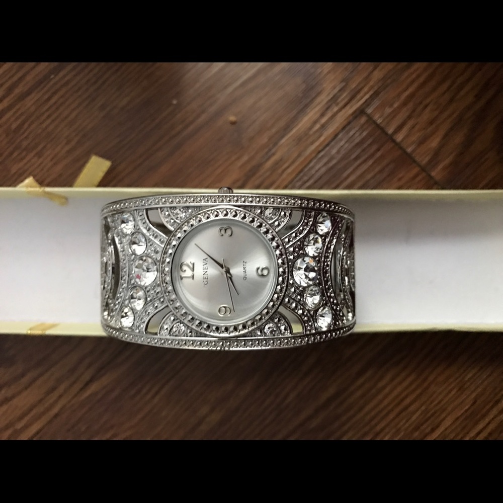 New Geneva watch ⌚️ like bangle 😊need battery😜