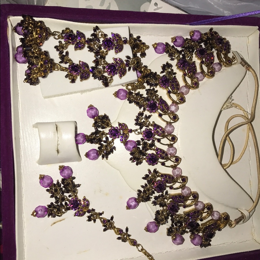 Like new 4 pic necklace set