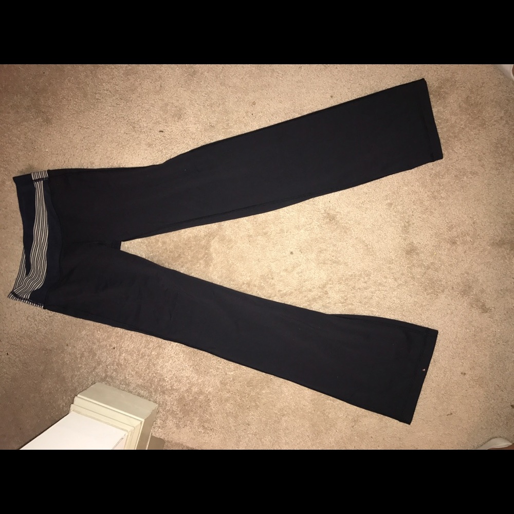 Black lululemon yoga pants