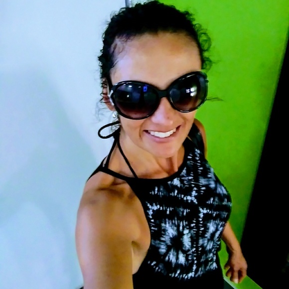 Meet your Posher, Debi - Picture 2 of 5