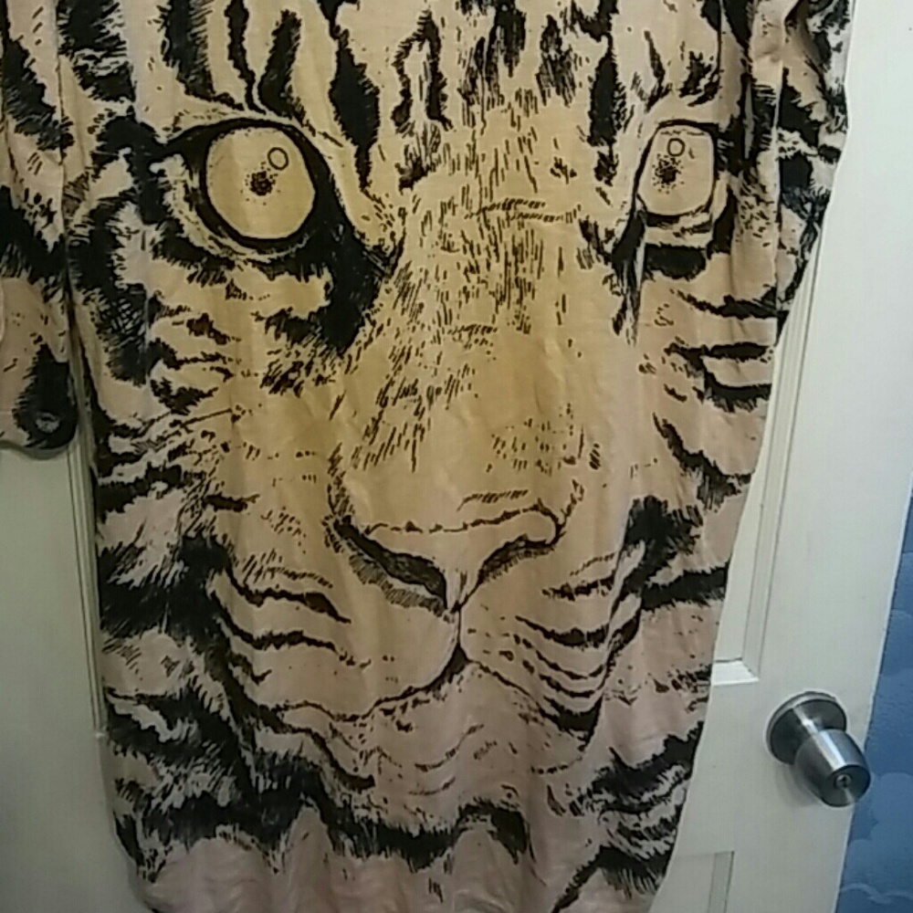 SOLD!! Cute tiger back high-low shirt