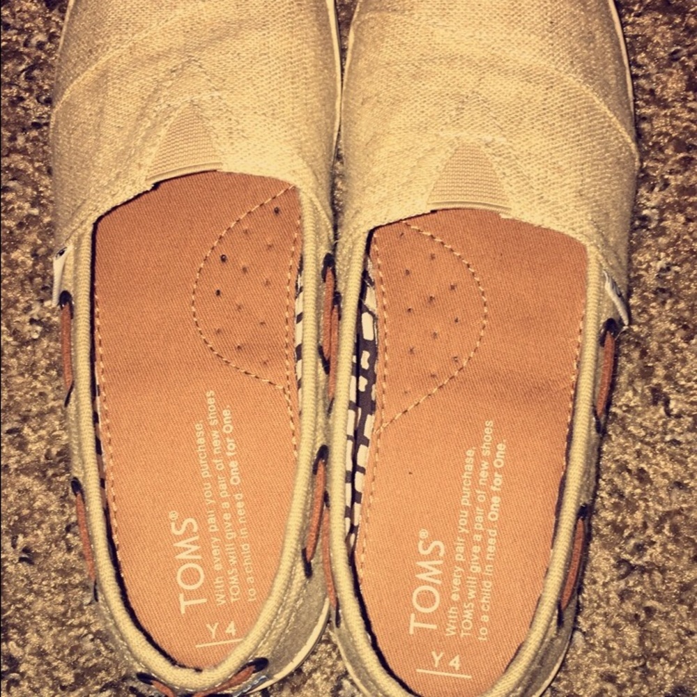 Toms - Picture 3 of 3
