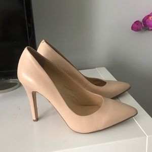 Nude pumps