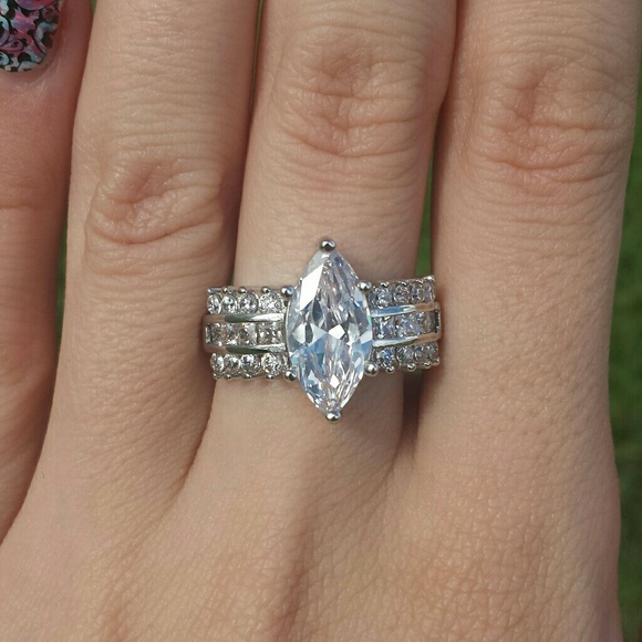 Brilliant Marquise Ring - Picture 1 of 4