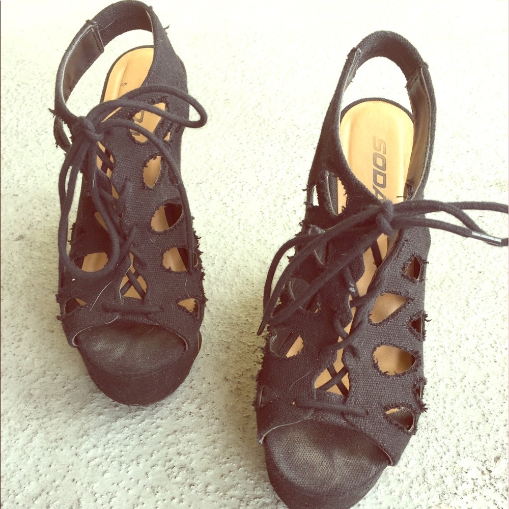 Black wedges