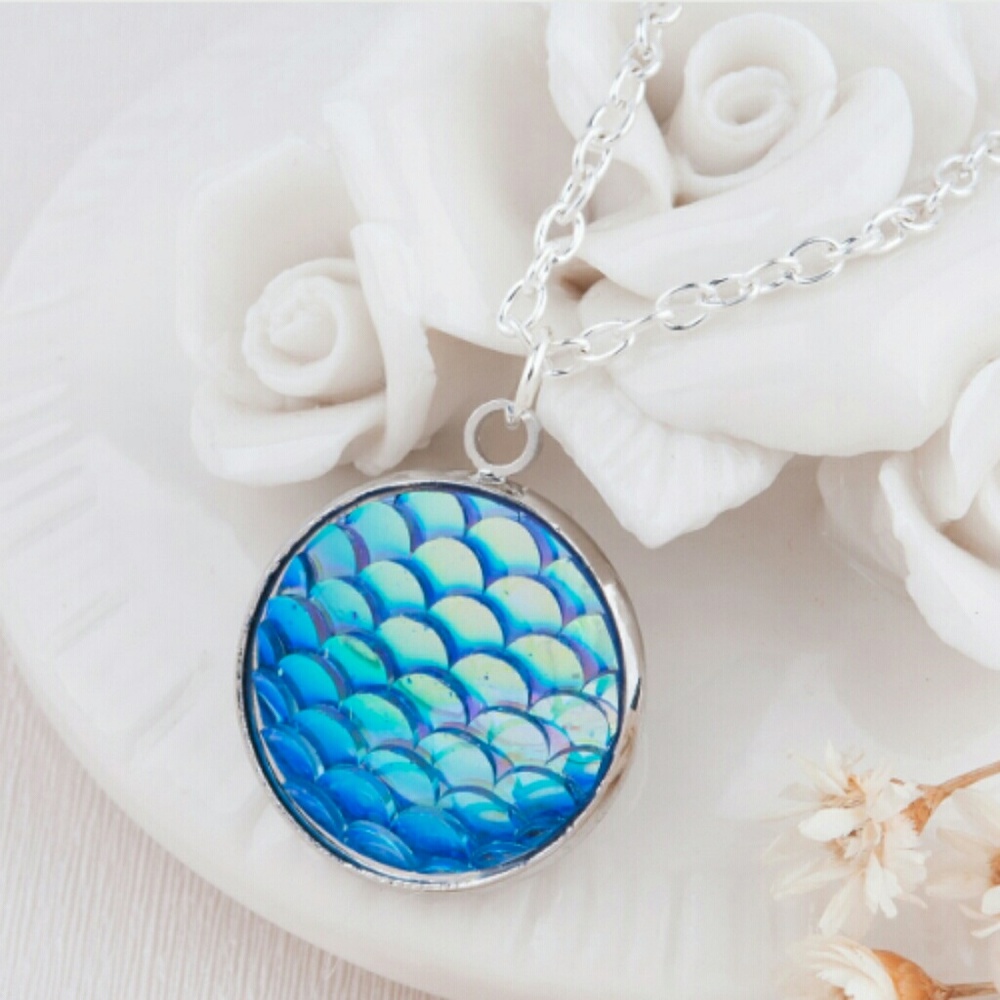 Blue & Antique Silver Fish Scales Pendant Necklace - Picture 4 of 7