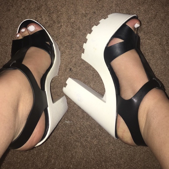 Heels - Picture 3 of 3