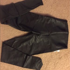 NWT. Onzie black high rise Venom legging