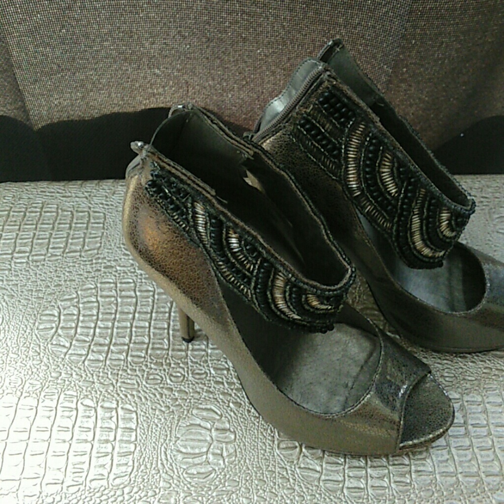 Size 9.5 sexy silver,black,and bronze heels