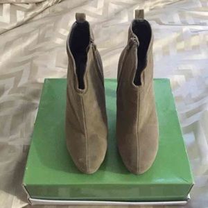 Pre owned ankle booties women size 5.5