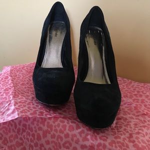 Black platform heel suede shoe