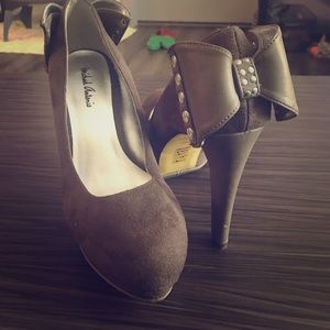 Size 8, grey, platform heal with bows