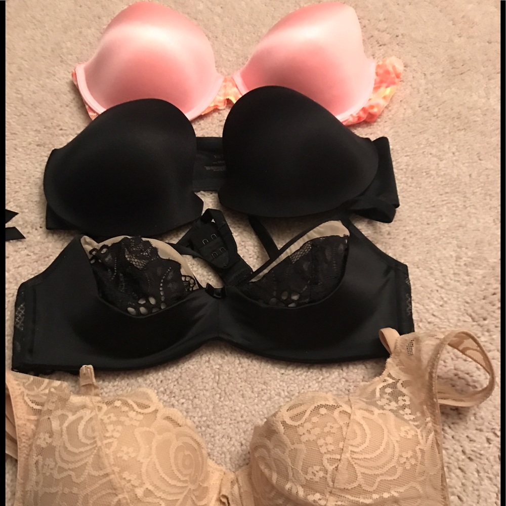 Victoria's Secret 4 bras for the price of 1 🌹