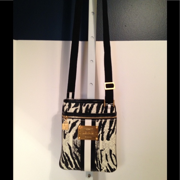 ❌SOLD❌L.A.M.B. Mandalay Crossbody - Picture 4 of 8