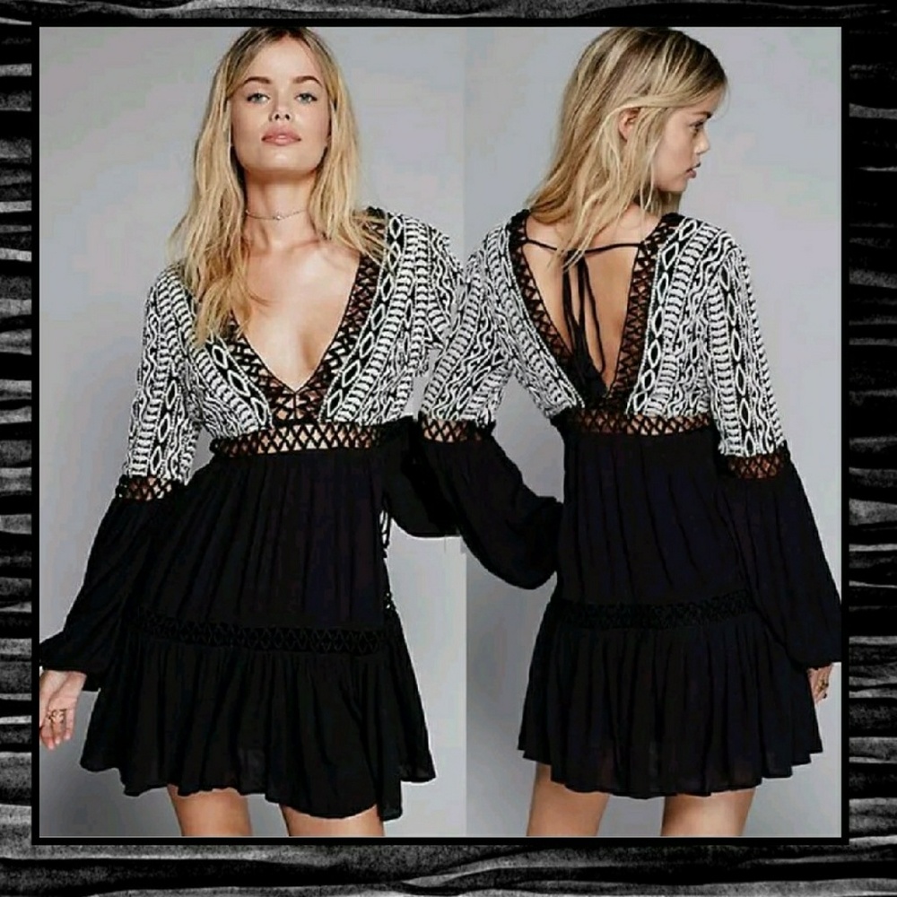 1 S LEFT🎉HP🎉PEEK-A-BOO DRESS