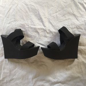 Bandage style black wedges