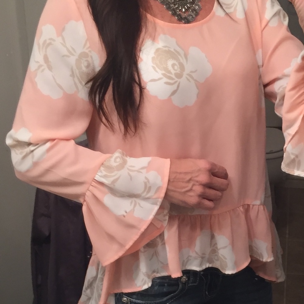 🌹LS floral bell sleeve and ruffles blouse