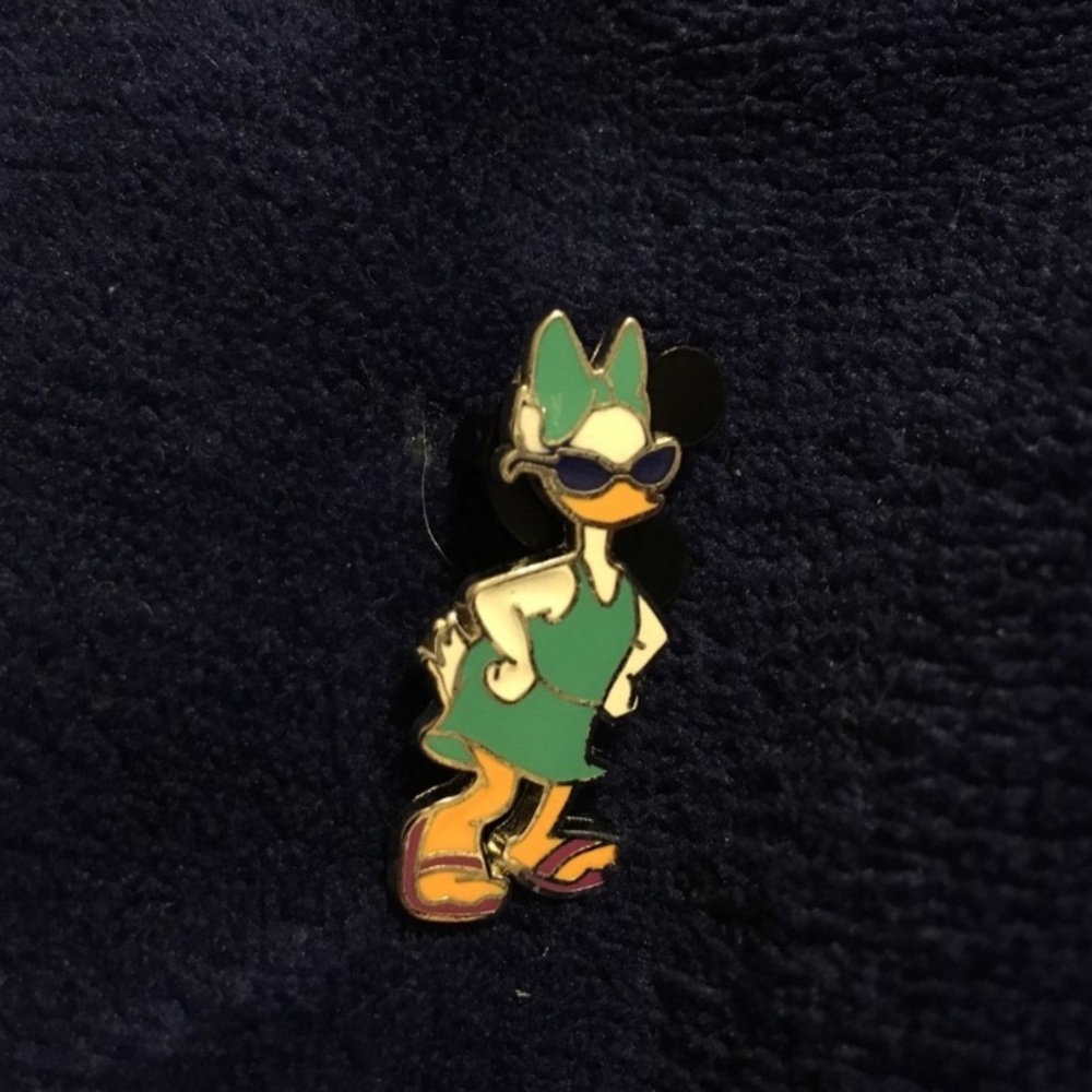 Daisy Duck pin