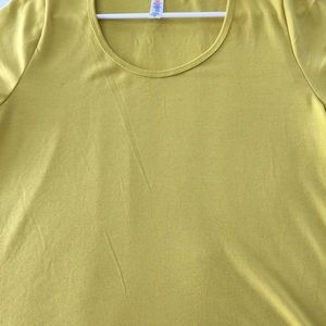 BNWOT Lularoe classic tee
