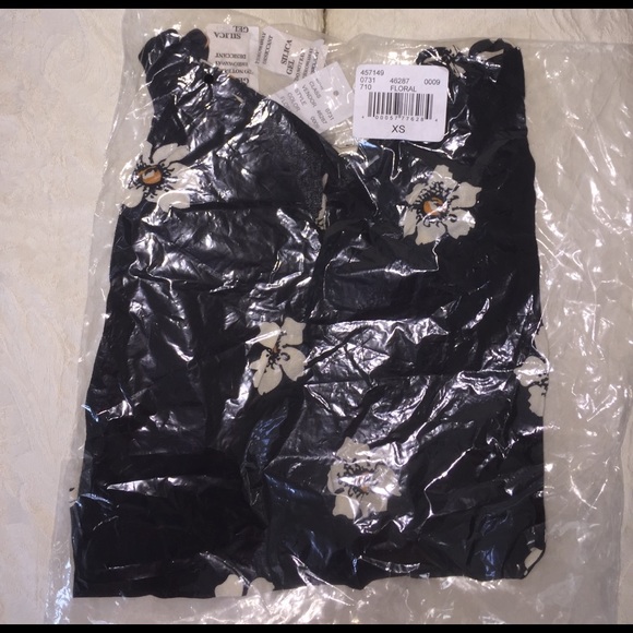 Cute Floral Button Back Top - Picture 2 of 4