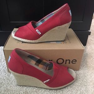 TOMS Red Wedges