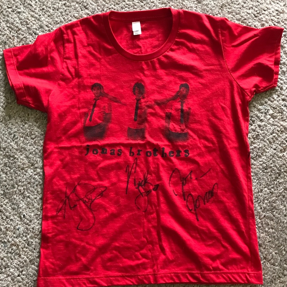 Signed tshirt jonas brothers